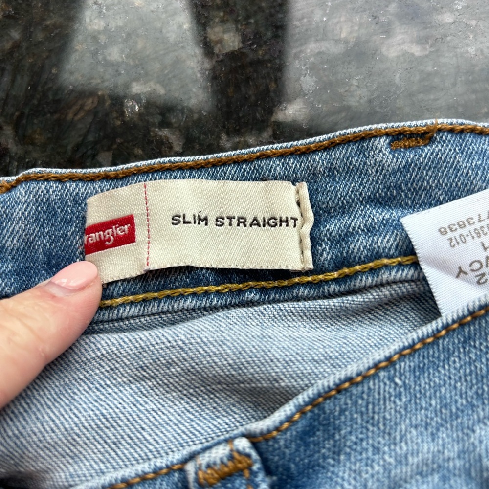 Wrangler Slim Straight Medium Wash Jeans. 36 x 32. Classic denim. - Picture 11 of 14